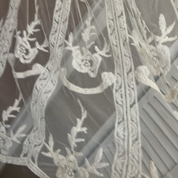 Laura Conrad Sheer Cream Lace Duster OS. - Picture 3 of 5